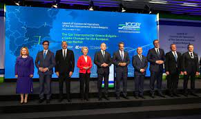الهام علی اف رئیس جمهور آذربایجان در مراسم افتتاح خط لوله گاز جدید که انرژی آذربایجان را به بلغارستان ارسال می کند، توسط رهبران اروپایی محاصره شد. 